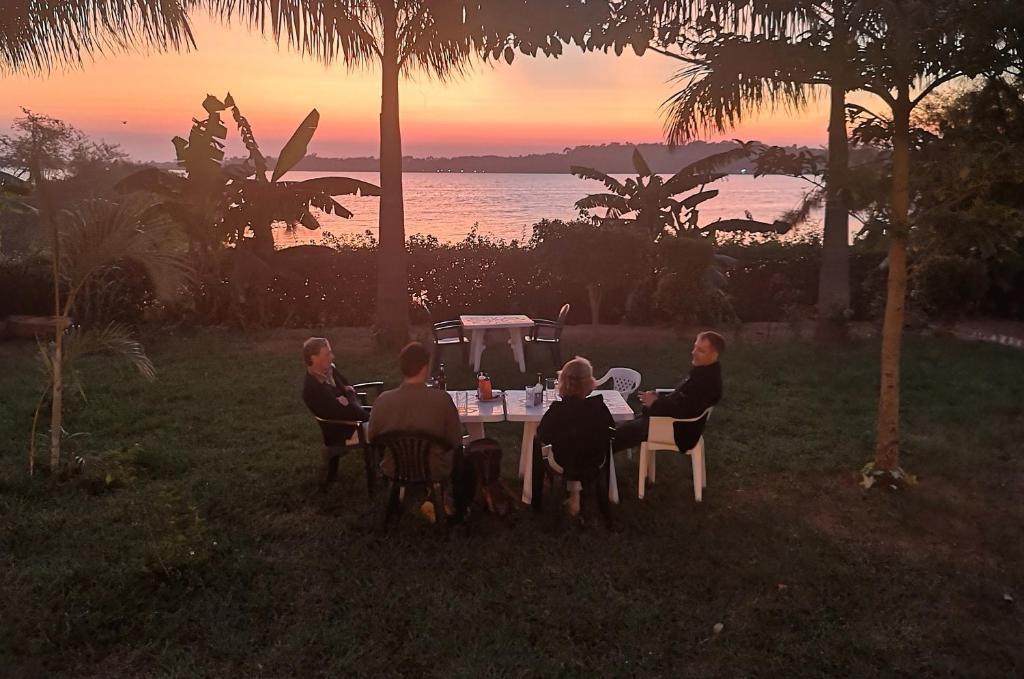 Dining and refreshment options - Guide to Gardens in Entebbe